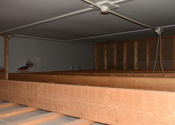 <p>Boven het verlaagde plafond zit het boardplafond uit 1941, bevestigd aan de balklaag uit 1941. Het verlaagde plafond dat in het zicht zit (op de foto onder) is nog recenter.</p>
